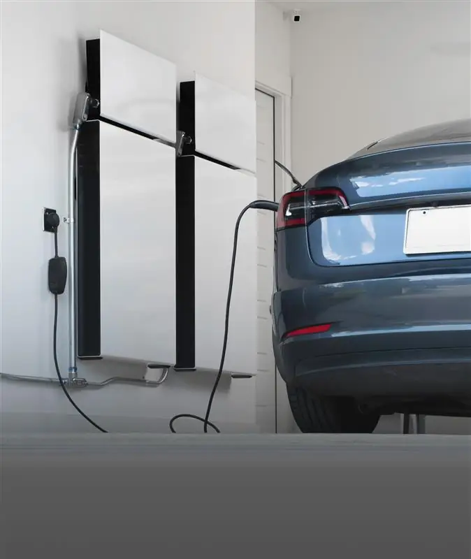 Auto elettrica in ricarica con wallbox e sistema di accumulo